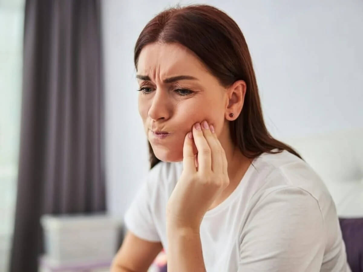 Dentist examining a painful swollen tooth